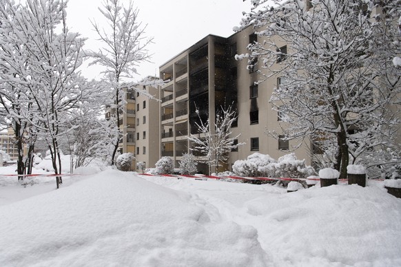 Blick auf ein Wohnhaus am Foralweg nach einem Brand, am Sonntag, 13. Januar 2019, in Chur. In der vergangenen Nacht war ein Brand im sechsstoeckigen Mehrfamilienhaus ausgebrochen. Drei Menschen, nach  ...