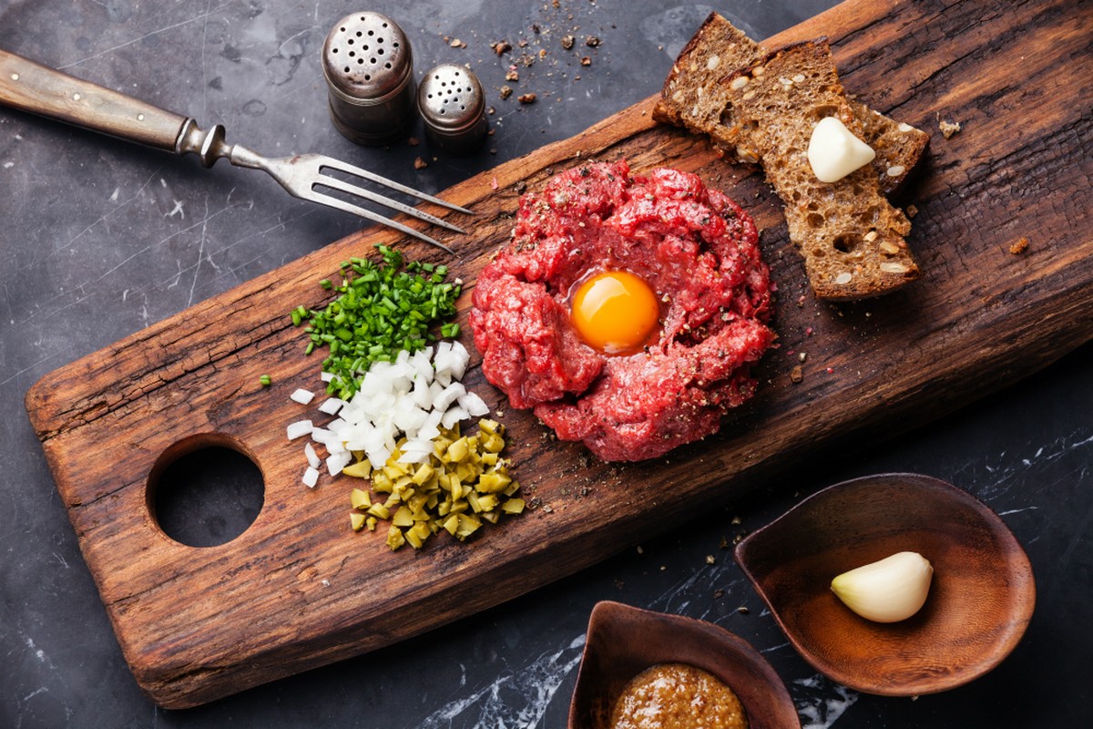 Steak Tartare (oder 'Tatar' – beide Schreibweisen möglich): unkaschierter Rindfleisch-Geschmack.