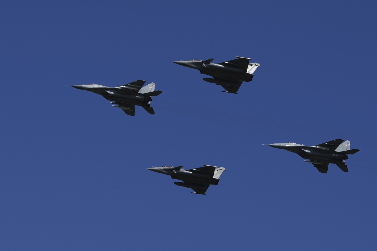 Serbian army MiG-29 jets, left and right, and French Air Force Rafale fighter jets fly in the sky during a military parade in Belgrade, Serbia, Saturday, Sept. 20, 2025. (AP Photo/Darko Vojinovic)
Ser ...