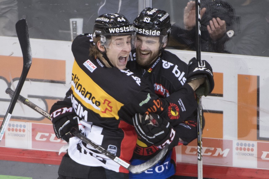 Berns Andre Heim, links, und Torschuetze zum 3:1 Luca Hischier, rechts, jubeln, waehrend dem Eishockey National League Spiel zwischen dem SC Bern und dem HC Genf-Servette, am Freitag, 8. Dezember 2017 ...