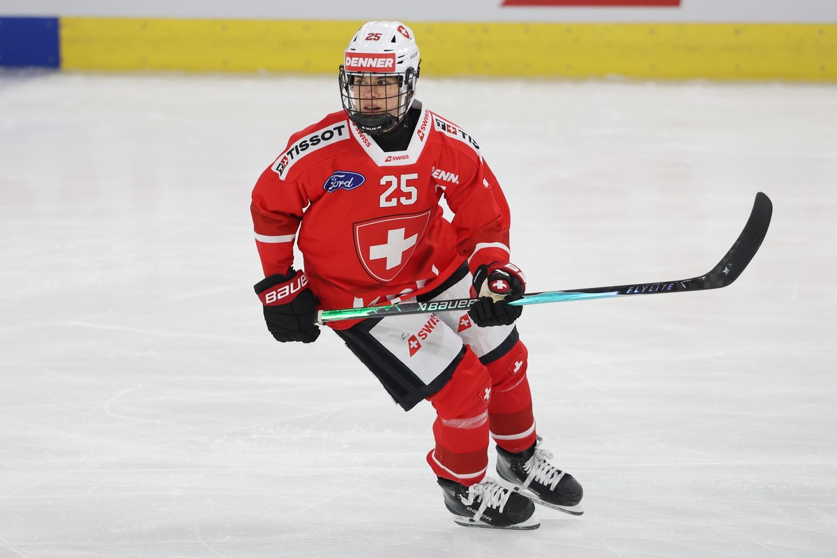 Die Schweizerin Alina Mueller im Womens Hockey Euro Tour Spiel der Frauen Eishockey Nationalmannschaft zwischen der Schweiz und Schweden, am Donnerstag, den 28. August 2025 in der Swiss Arena in Klote ...