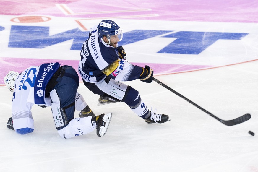 Langenthals, Dario Kummer, rechts, kaempft um den Puck, gegen Zugs, Santeri Alatalo, links, beim Swiss Ice Hockey Cup 1/8 Final, zwischen dem SC Langenthal und den EV Zug am Sonntag 25. Oktober 2020 i ...