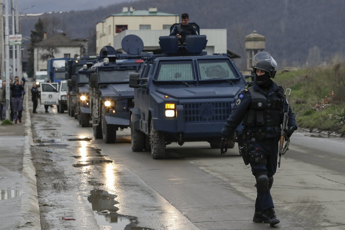 epa06630856 A member of Kosovo's police special unit stay guard near by the convoy carrying detained head of the Serbian government's Office for Kosovo, Marko Djuric, in Mitrovica, Kosovo, 2 ...