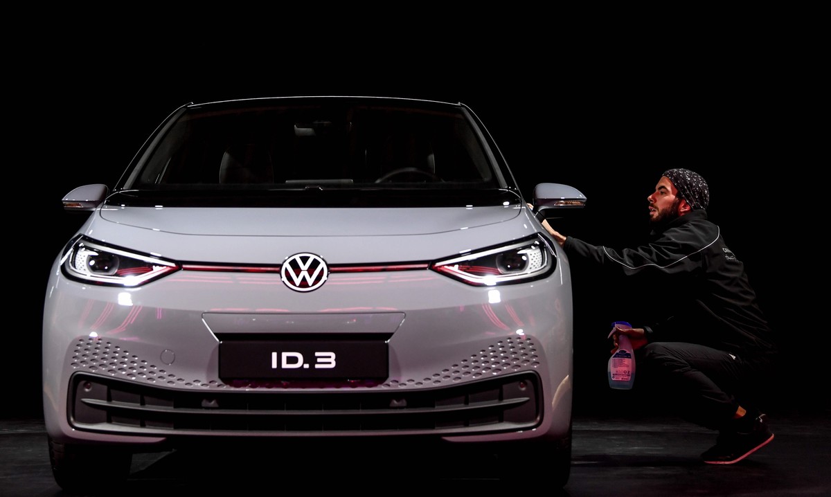 epa07971932 An worker cleans a Volkswagen ID.3 car during the start of the production of the new electric car Volkswagen ID.3 at the Volkswagen (VW) vehicle factory in Zwickau, Germany 04 November 201 ...