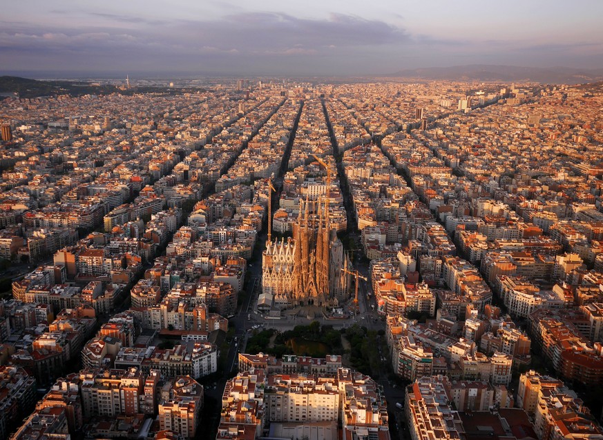 Die moderne Planstadt&nbsp;Eixample&nbsp;(katalanisch für Erweiterung) ist ein Stadtbezirk der katalanischen Hauptstadt Barcelona. Sie ist bekannt für ihre quadratischen Häuserblocks mit den abgeschrä ...