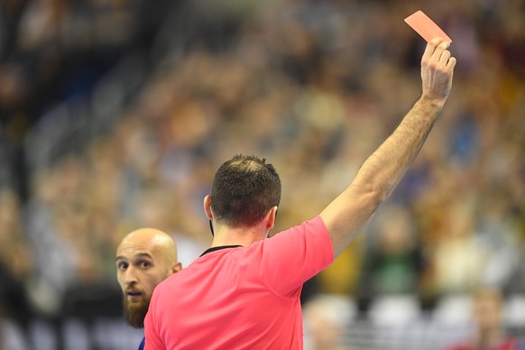 epa07287119 Timur Dibirov (L) of Russia receives a red card during the match between Russia and Brazil at the IHF Men's Handball World Championship in Berlin, Germany, 15 January 2019. EPA/CLEMENS BIL ...