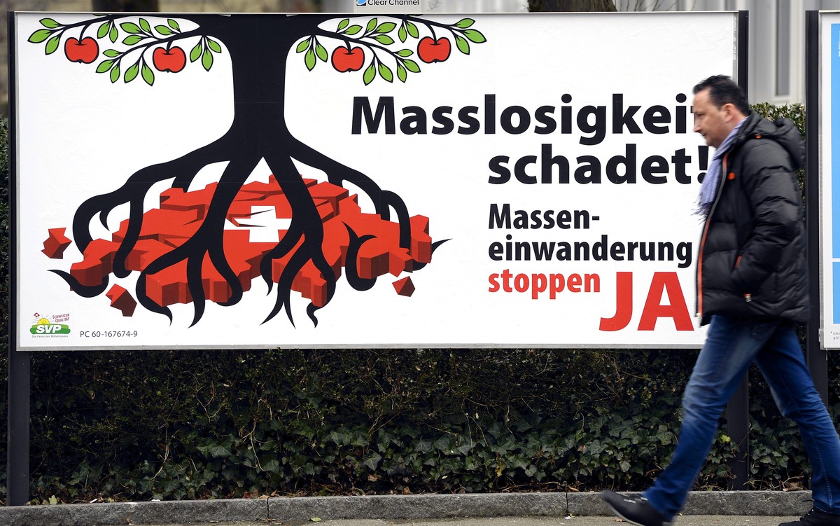 ZUR SVP ABSTIMMUNG UEBER DIE MASSENEINWANDERUNG STELLEN WIR IHNEN FOLGENDES THEMENBILD ZUR VERFUEGUNG - Plakat der Befuerworter der SVP-Volksinitiative "gegen Masseneinwanderung", aufgenomme ...