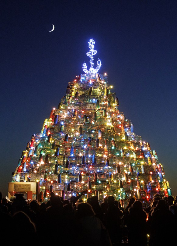 epa10331357 Viewers gather to see the lighting of the Stonington Lobster Trap Tree at the town dock in Stonington, Connecticut, USA, 26 November 2022. This is the second year that the Ocean Community  ...