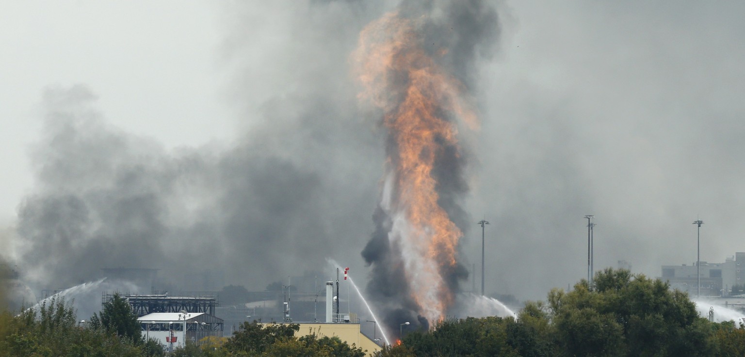 Fire and smoke rise from the factory of chemicals giant BASF in Ludwigshafen, Germany where several people had been injured following an explosion, October 17, 2016. REUTERS/Ralph Orlowski