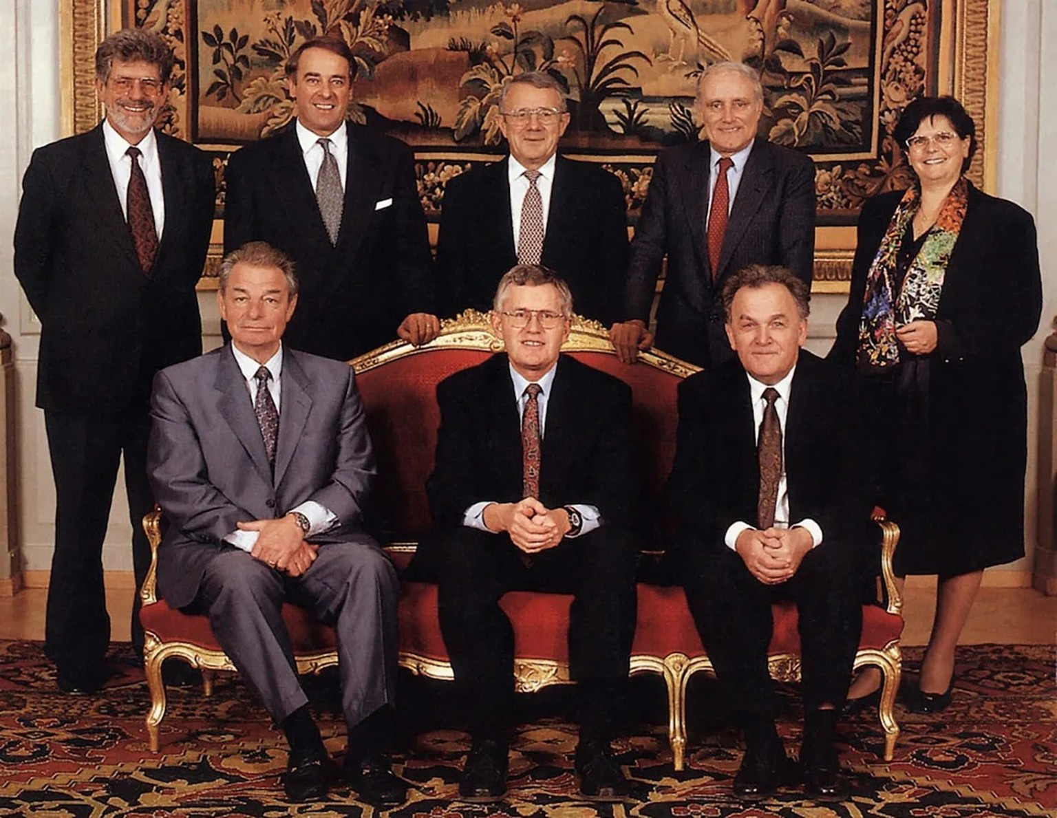 Die Erinnerung an das Ende des Zweiten Weltkrieges sorgten für etliche Diskussionen innerhalb des Bundesrates.
https://de.wikipedia.org/wiki/Datei:Bundesrat_der_Schweiz_1995.jpg