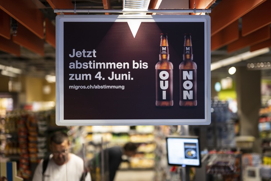 ARCHIVBILD ZUR MELDUNG, DASS DIE MIGROS ALKOHOLFREI BLEIBT --- Plakate weisen auf die Abstimmung zum moeglichen Verkauf von alkoholischen Getraenken in der Migros hin, am Dienstag, 24. Mai 2022 in der ...