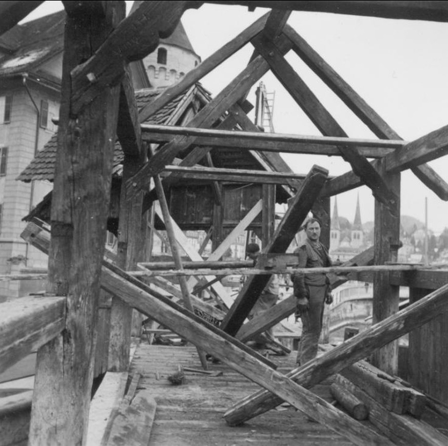 1953:&nbsp;Erneuerungsarbeiten an der Kapellbrücke. Wiederverwendbare Teile wurden auf dem neuen Unterbau montiert.