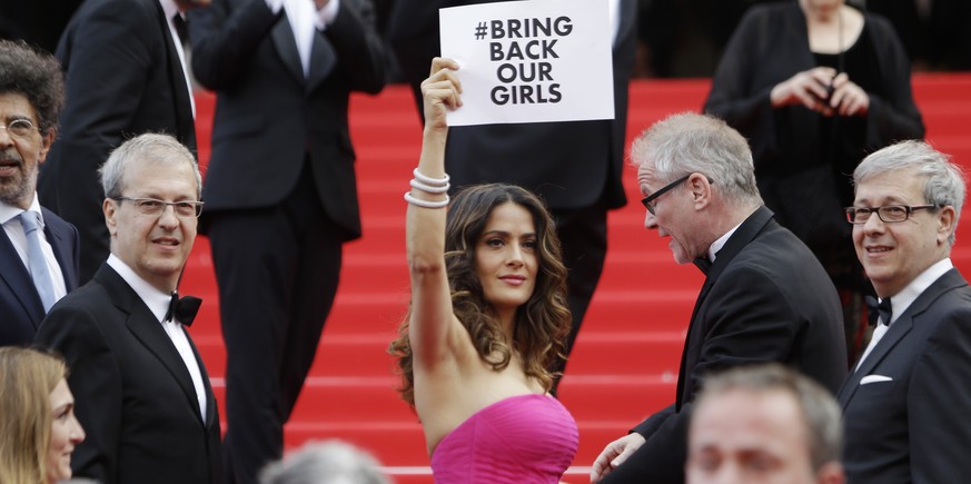 Sturm der Entrüstung nach Mädchenverschleppung: Salma Hayek protestiert am Filmfestival in Cannes für die Freilassung der Mädchen.