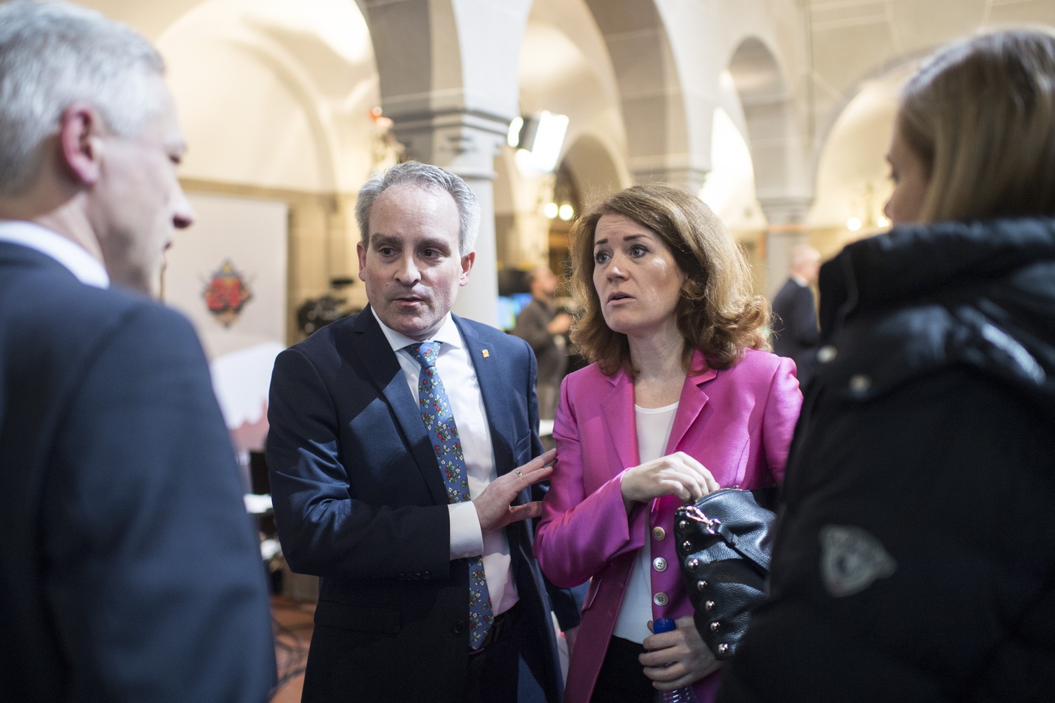 Susanne Brunner der SVP, rechts, blickt neben Markus Hungerbuehler der FDP enttaeuscht ueber ihr Resultat anlaesslich der Stadtratswahlen im Stadthaus in Zuerich, aufgenommen am Sonntag, 4. Maerz 2018 ...