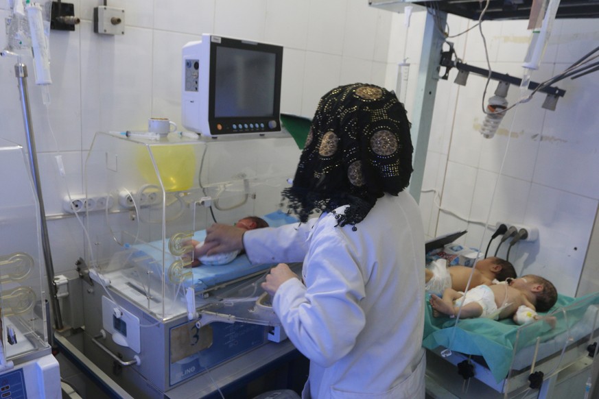 A nurse assists babies inside a nursery at a children&#039;s hospital that was partially damaged from recent airstrikes, in a rebel held area of Aleppo, Syria July 24, 2016. REUTERS/Abdalrhman Ismail