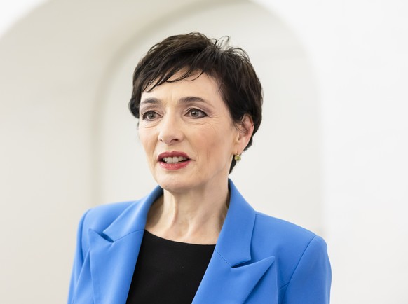 Marianne Binder-Keller, Mitte-AG, Staenderatskandidatin und Nationalraetin betrachtet Resultate auf einem Bildschirm im Ratskeller im Grossratsgebaeude in Aarau, am Tag der Eidgenoessischen Wahlen, am ...