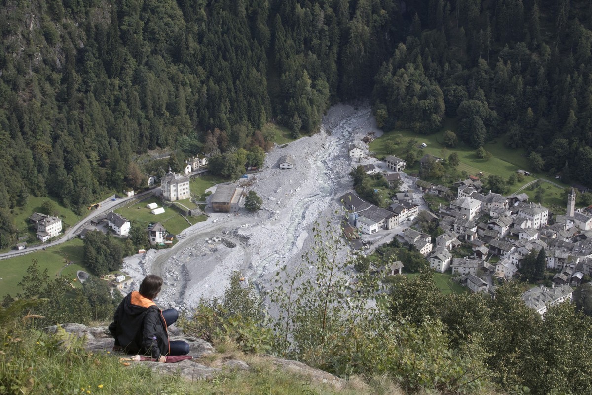 Eine Person blickt gedankenversunken auf die Aufraeumarbeiten in Bondo, aufgenommen am Sonntag, 17. September 2017, von Soglio aus. Am Piz Cengalo im suedbuendnerischen Bergell war es am Freitagabend  ...