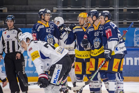 Die Zuger mit Tobias Geisser, Jan Kovar, Carl Klingberg und Dario Simion, von links, feiern das 2:0 beim Eishockey Meisterschaftsspiel in der Qualifikation der National League zwischen dem EV Zug und  ...