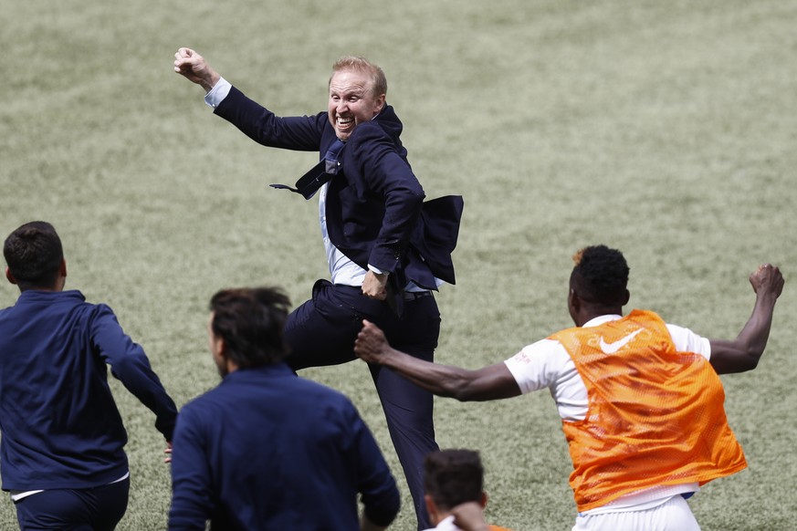 Zuerichs Trainer Ludovic Magnin laeuft jubelnd auf das Spielfeld nach dem Schlusspfiff im Schweizer Fussball Cupfinalspiel zwischen den Berner Young Boys und dem FC Zuerich, am Sonntag 27. Mai 2018, i ...