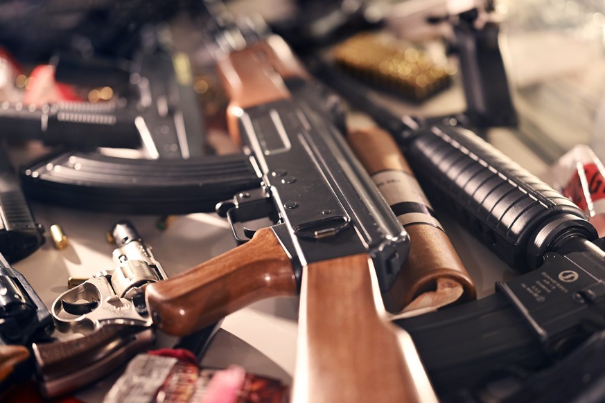 Beschlagnahmte Waffen im Showroom des Zolls auf dem Flughafen Zuerich in Kloten am Donnerstag,13. August 2026. (KEYSTONE/Walter Bieri )