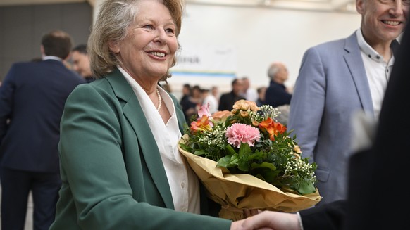 Sonja Wiesmann (SP) nimmt Gratulationen entgegen nach ihrer Wahl in den Thurgauer Regierungsrat in Frauenfeld am Sonntag, 7. April 2024. (KEYSTONE/Walter Bieri )