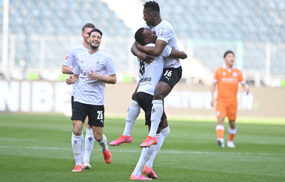 epa09158954 Moenchengladbach's Breel Embolo (R) celebrates with teammate Denis Zakaria (C) after scoring the 1-0 lead during the German Bundesliga soccer match between Borussia Moenchengladbach a ...