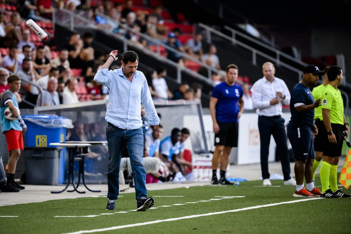 L'entraineur neuchatelois Andrea Binotto, quitte le terrain apres son expulsion lors de la rencontre de football de Challenge League entre Neuchatel Xamax FCS et FC Lausanne-Sport le vendredi 12 ...