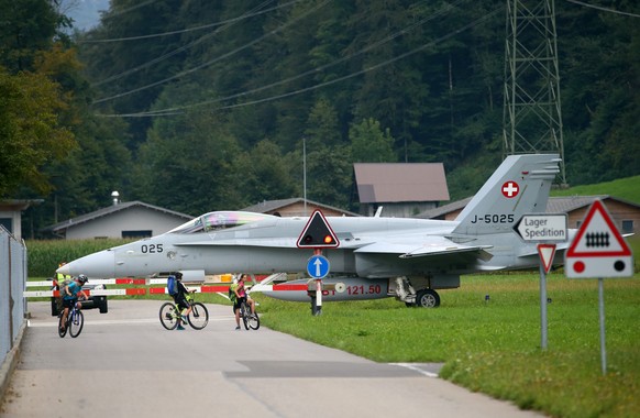 Ein Kampfjet der Schweizer F/A-18-Flotte in Meiringen.