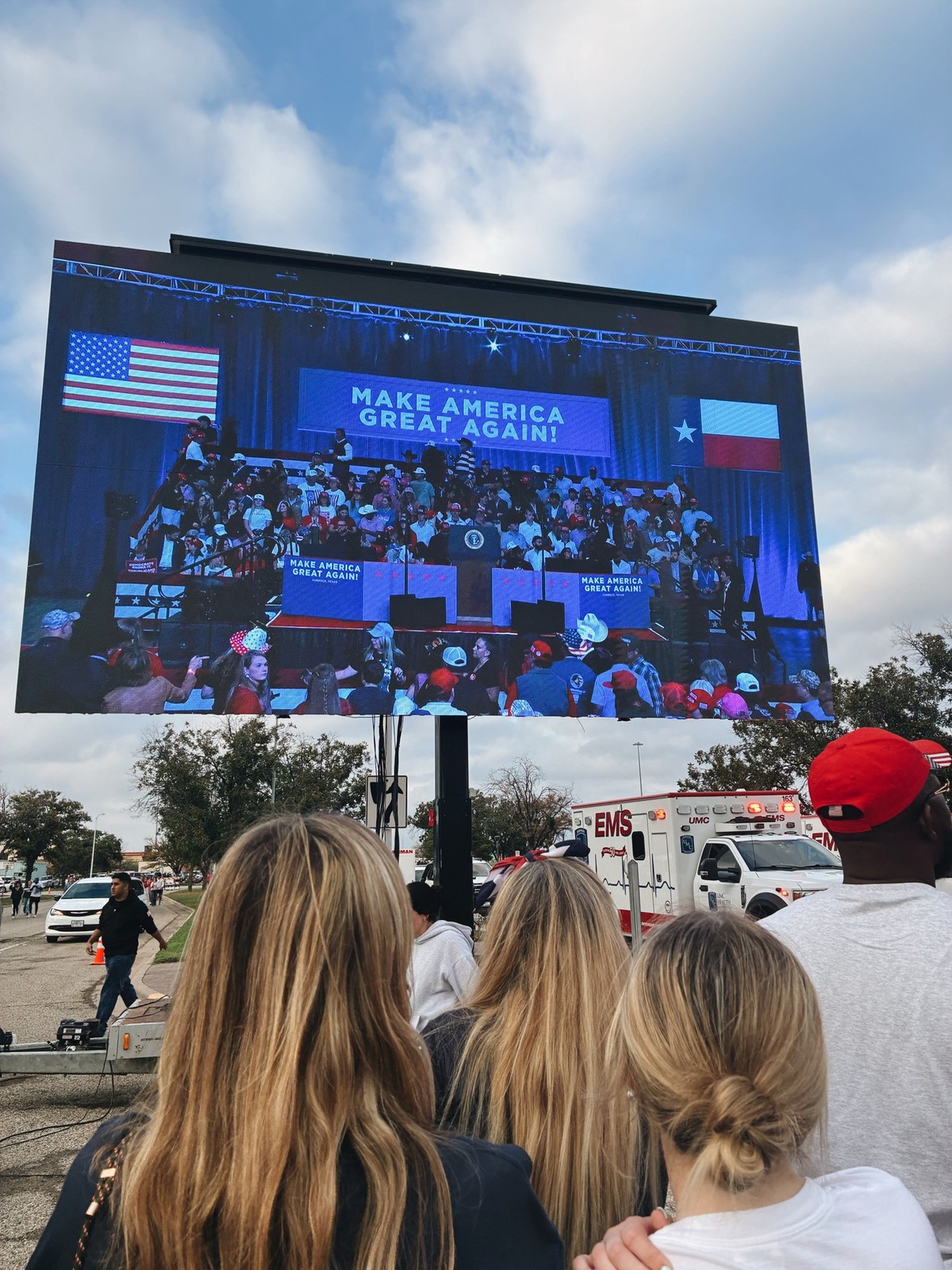 Des heures d’attente et un enthousiasme intact: à Lubbock, watson a rencontré les partisans de Donald Trump à une semaine des midterms 2026.