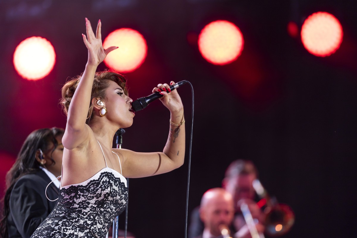 epa12228078 British singer-songwriter Raye performs on the Lake stage during the 59th Montreux Jazz Festival (MJF), in Montreux, Switzerland, 09 July 2025. EPA/CYRIL ZINGARO EDITORIAL USE ONLY