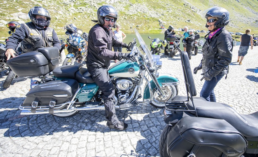 Ueber zweihundert Motorradfahrer Demonstrieren mit einer Sternfahrt auf dem Gotthardpass gegen die Initiative von Nationalraetin Gabriela Suter am Samstag, 8. August 2020 auf dem Gotthard Pass. Die Sc ...