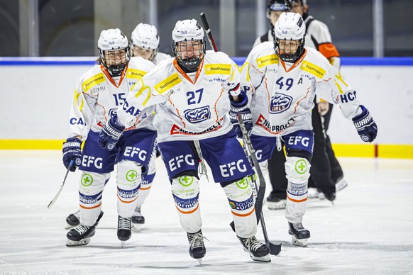 Jenna Kaila (HCAP), centre, celebre son but lors du match du championnat suisse de hockey sur glace de Postfinance Women&#039;s League entre Neuchatel Hockey Academy, NHA, et HC Ambri-Piotta Girls, HC ...