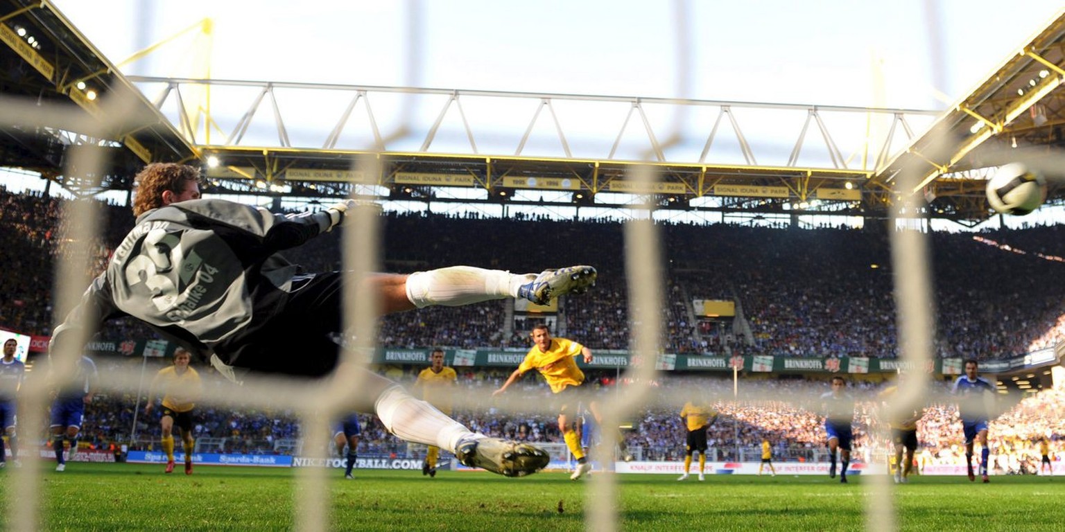 epa01487156 Dortmund&#039;s Alexander Frei (C) converts the penalty against Schalke&#039;s goalie Ralf Faehrmann (L) in the Bundesliga match Borussia Dortmund v FC Schalke 04 at SignalIduna Park stadi ...