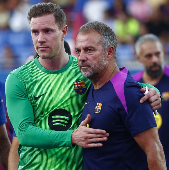 epaselect epa12292912 Barcelona&#039;s goalkeeper Marc Andre Ter Stegen (C) and the team&#039;s head coach Hansi Flick prior to the friendly soccer match between FC Barcelona and Como 1907 at Johann C ...