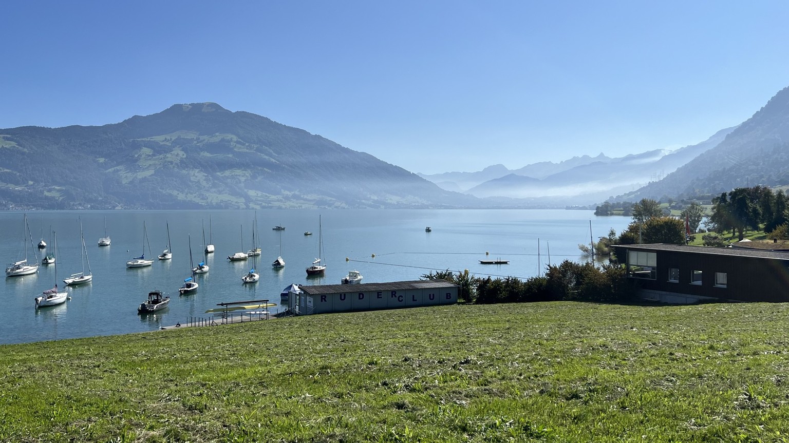 Velotour rund um die Rigi: Der Zugersee bei Immensee mit Blick auf Arth-Goldau