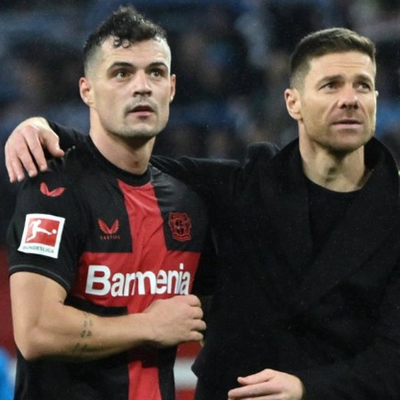 Trainer Xabi Alonso Bayer 04 Leverkusen umarmt Granit Xhaka Bayer 04 Leverkusen 20.12.2023, Fussball GER, Saison 2023/2024, 1. Bundesliga, 16. Spieltag, Bayer 04 Leverkusen - VfL Bochum 4:0 Leverkusen ...