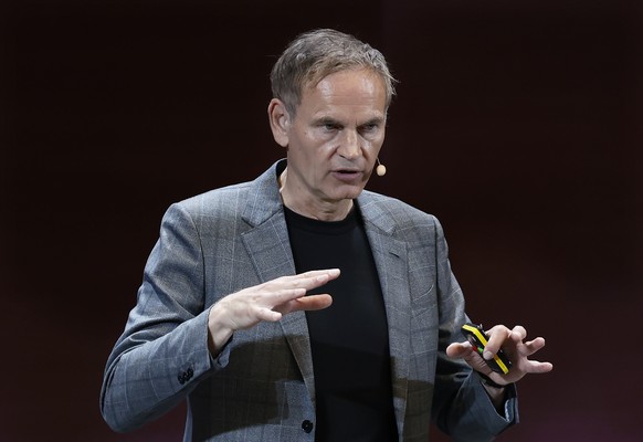 epa12935613 CEO of the Volkswagen Group Oliver Blume speaks during the IESE Auto Mobility Industry Meeting in Barcelona, Spain, 06 May 2026. EPA/ANDREU DALMAU