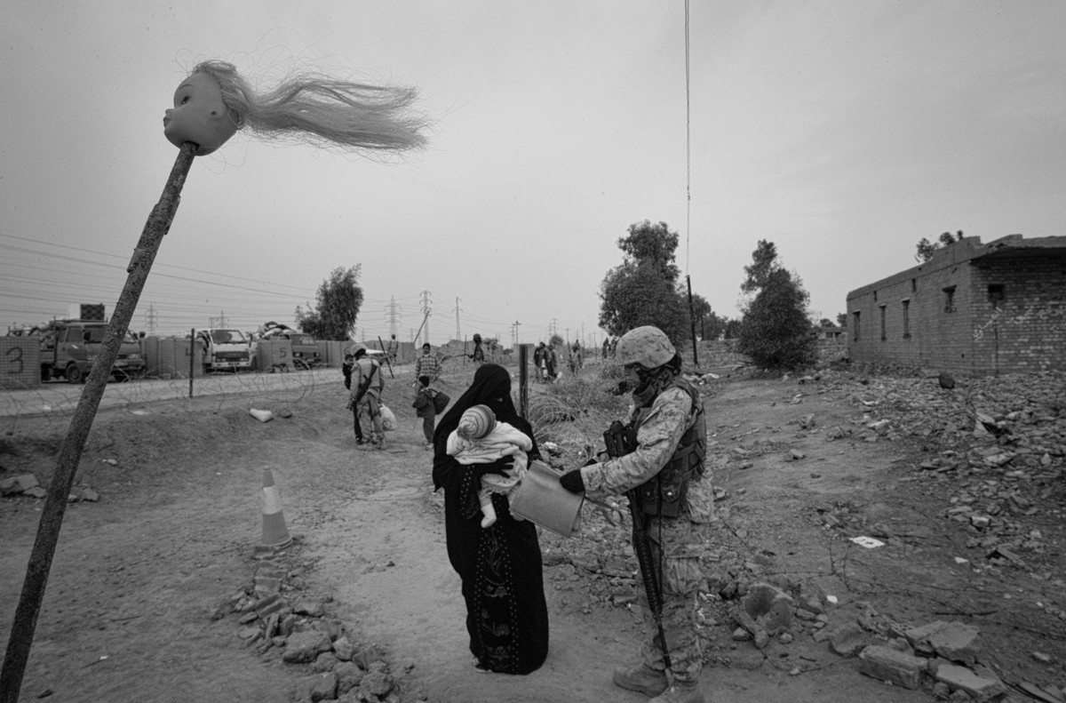 Falludscha, Irak, Februar 2005. An einem Kontrollpunkt in der schwer bewachten Stadt steckt auf einem Stock ein Puppenkopf.