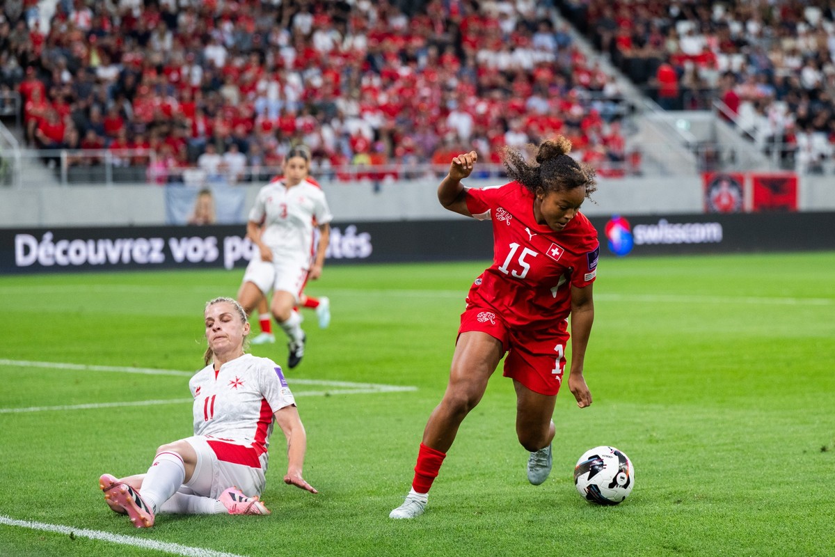 Leila Wandeler (SUI) right, fight for the ball with Jade Flask (M), left, during the qualifying match for the 2027 Women痴 World Cup in Brazil, at the AIL Arena, Lugano, on Friday 5 June 2026..(KEYSTON ...