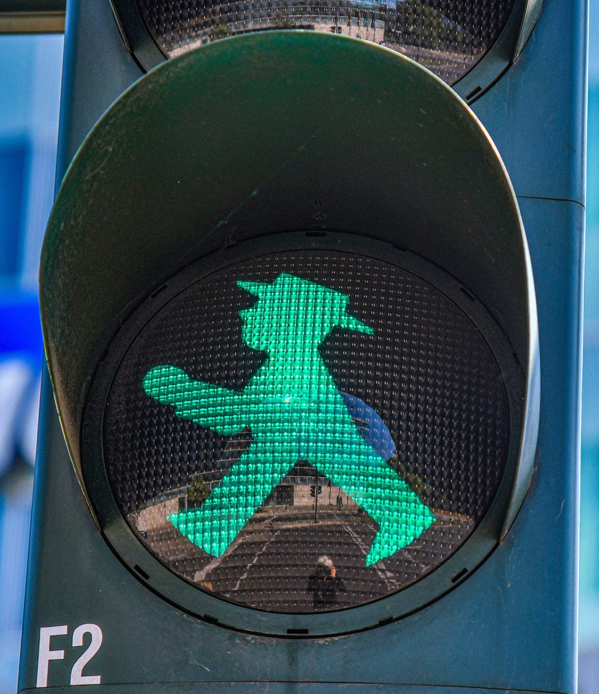 Gr�nes Ampelm�nnchen, Ampelsymbol aus DDR Zeiten. Heute wird das Ampelm�nnchen in vielerlei Dekors als Souvenir gehandelt. Foto:Winfried Rothermel *** Green Ampelm�nnchen, traffic light symbol from GD ...