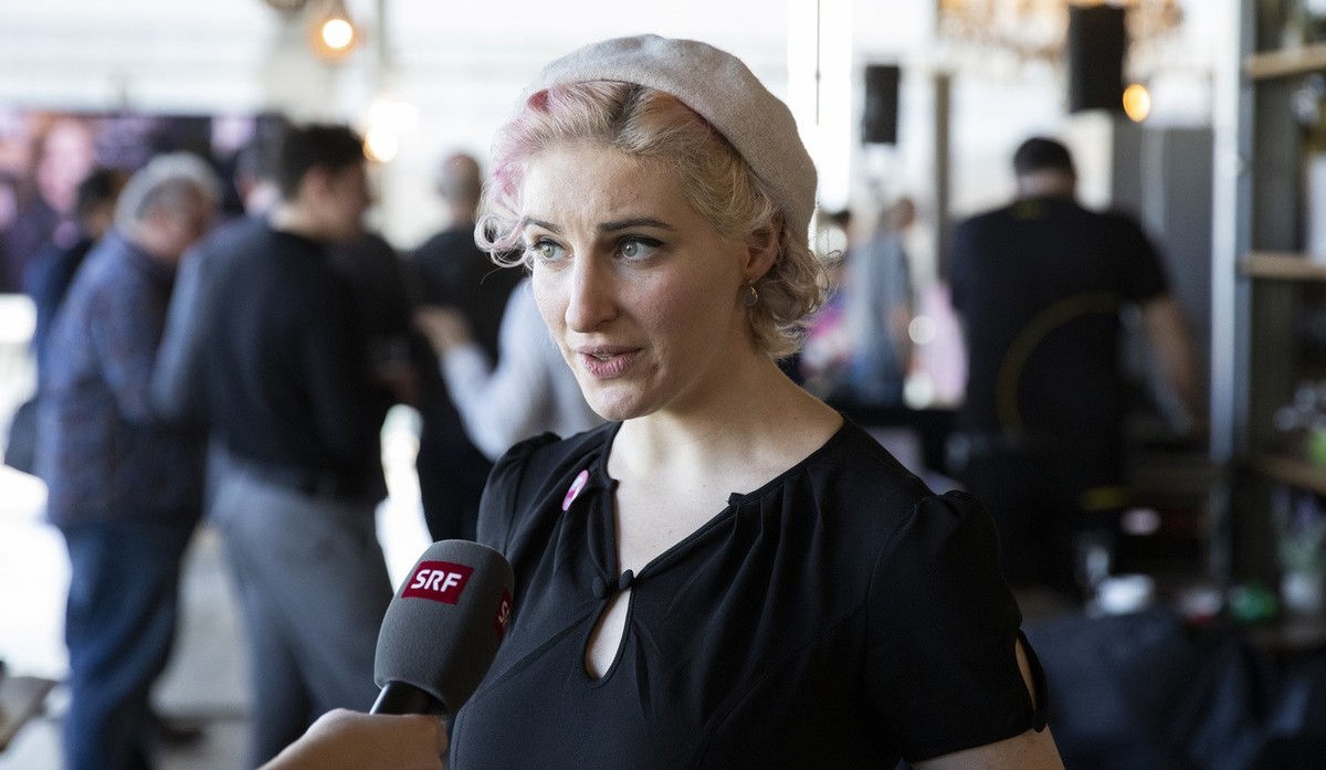 Anna Rosenwasser, Co-Geschaeftsleiterin LOS, gibt ein Interview beim Treffpunkt des Pro-Komitees "Ja zum Schutz vor Hass fuer Lesben, Schwule und Bisexuelle", am Sonntag, 9. Februar 2020, in ...