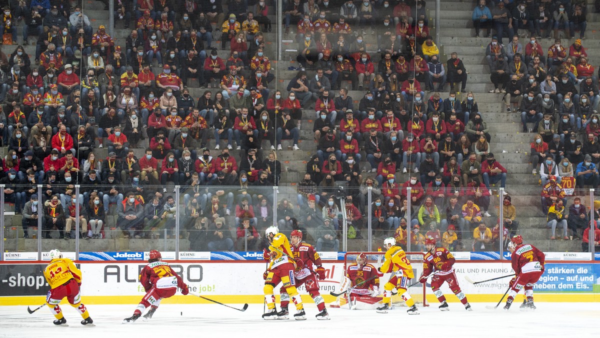 2085 Zuschauer beim Meisterschaftsspiel der National League, zwischen den SCL Tigers und dem EHC Biel, am Samstag 10. Oktober 2020 im Ilfisstadion in Langnau. (KEYSTONE /Marcel Bieri)