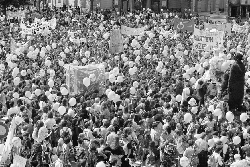 ZUM 25. JAHRESTAG DES FRAUENSTREIKTAGES AM DIENSTAG, 14. JUNI 2016, STELLEN WIR IHNEN FOLGENDES ARCHIVMATERIAL ZUR VERFUEGUNG - Women on strike in Zurich, Switzerland, during the national women&#039;s ...