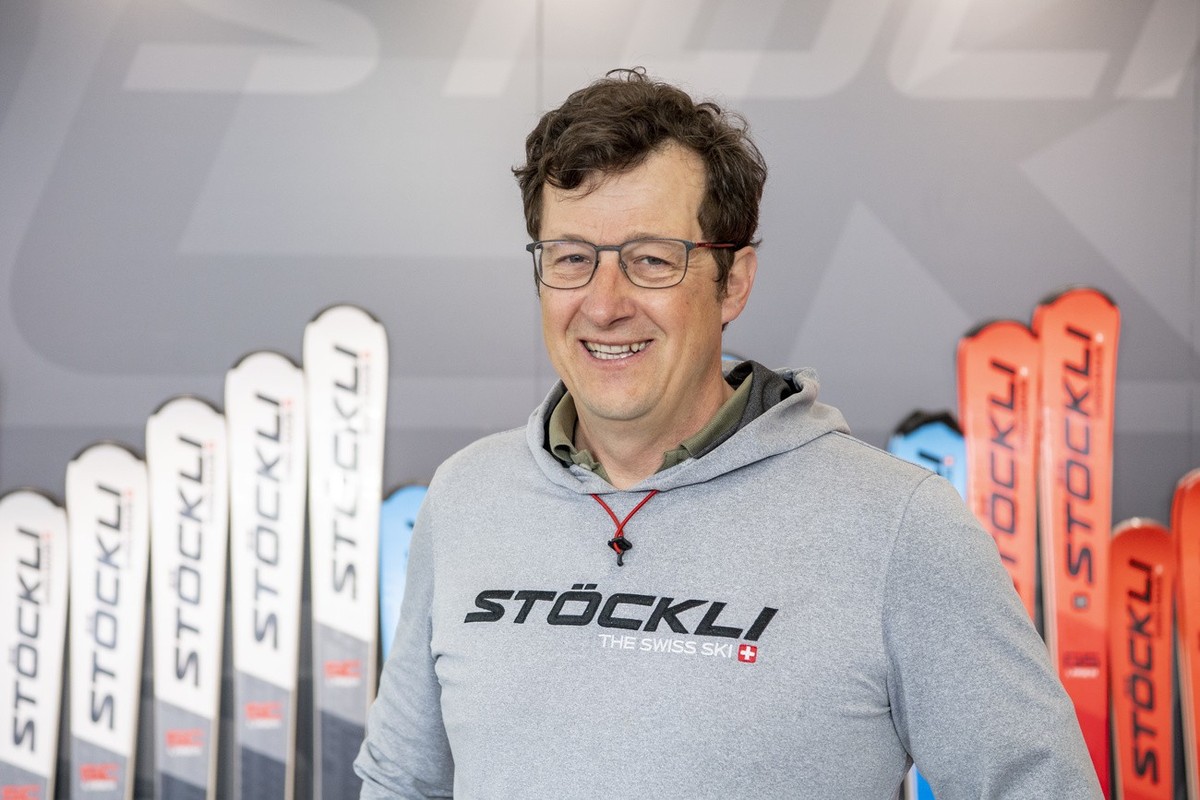 Der Servicemann von Stoeckli, Chris Loedler anlaesslich einer Medienkonferenz von Marco Odermatt beim Schweizer Skihersteller Stoeckli Ski in Malters im Kanton Luzern am Dienstag, 21. Maerz 2023. Oder ...
