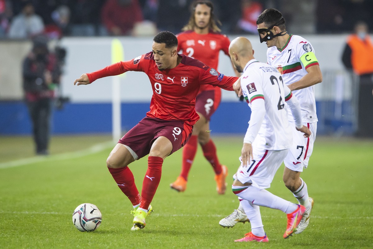 epa09583936 Switzerland's Noah Okafor (L) in action against Bulgarian players Ilian Iliev (2-R) and Georgi Kostadinov (R) during the FIFA World Cup 2022 group C qualifying soccer match between Sw ...