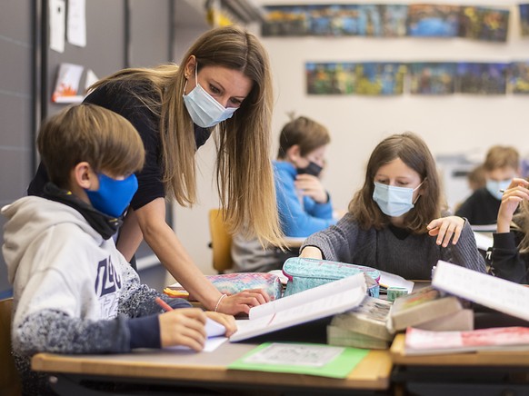 Seit Montag gilt im Kanton Zürich Maskenpflicht ab der 4. Klasse: Klassenlehrerin Amanda Zürcher im Schulhaus Fluntern in Zürich.