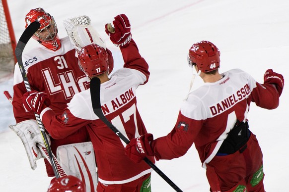 Le gardien lausannois Sandro Zurkirchen, gauche, celebre la victoire aux penalty avec ses coequipiers Loic In-Albon, centre, et Nicklas Danielsson, droite, lors de la rencontre du championnat suisse d ...