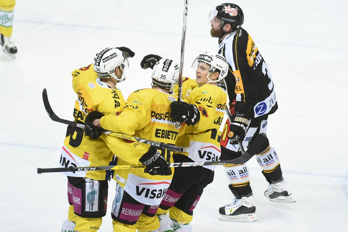 Bern's player Maxim Noreau, Bern's player Andrew Ebbett and Bern's player Ryan Lasch, from left, celebrate the 1-0 goal, during the preliminary round game of National League A (NLA) Swi ...