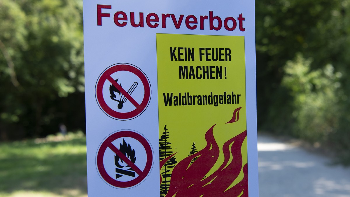 Anlaesslich des ausgesprochenen Feuerverbots im Wald und am Waldrand wurden rund um den Katzensee Verbotsschilder angebracht, grillieren an den Feuerstellen ist nicht erlaubt, am Freitag, 27. Juli 201 ...
