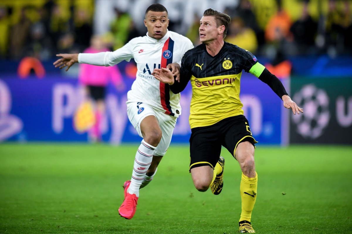 epa08226586 PSG?s Kylian Mbappe (L) in action against Dortmund's Lukasz Piszczek (R) during the UEFA Champions League round of 16 first leg soccer match between Borussia Dortmund and Paris Saint- ...
